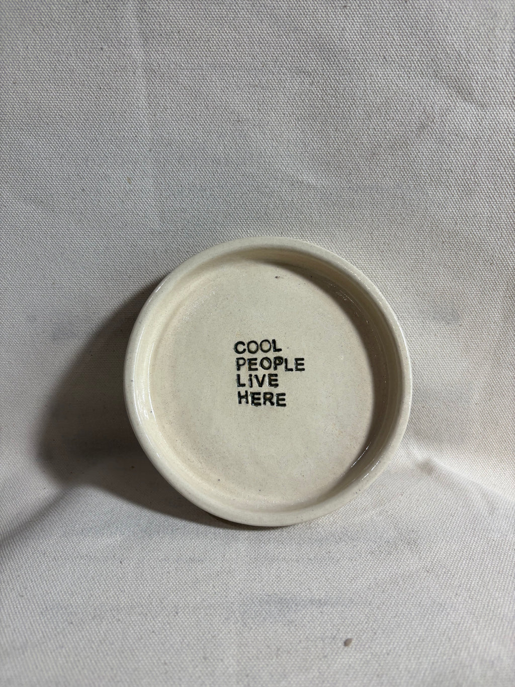 Piattino "Cool People Live Here"