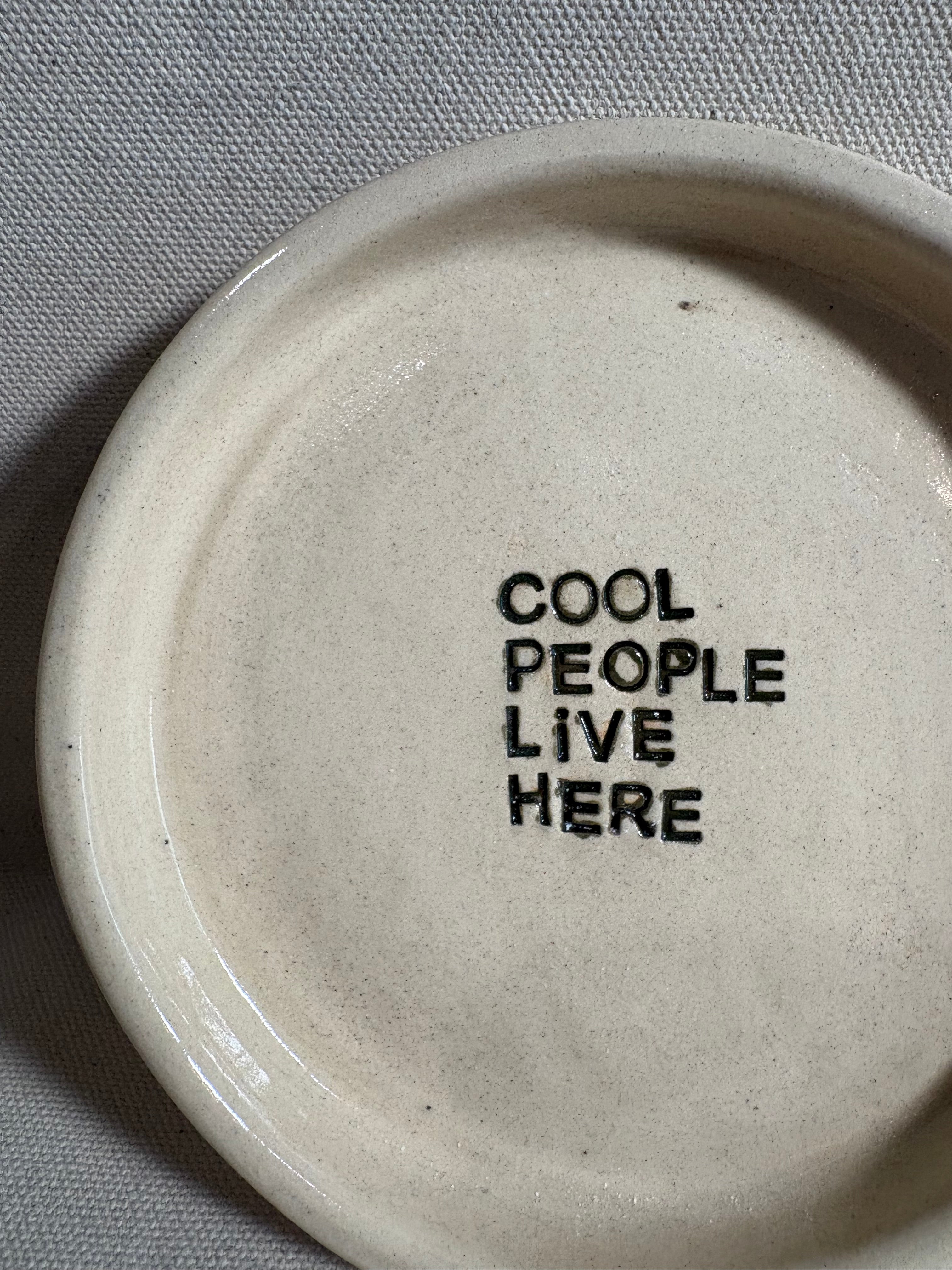 Piattino "Cool People Live Here"